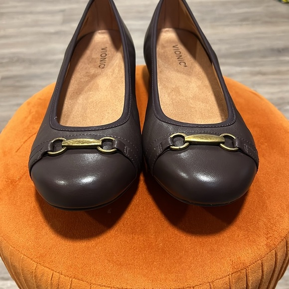 Vionic Delanie Flats - Picture 2 of 11